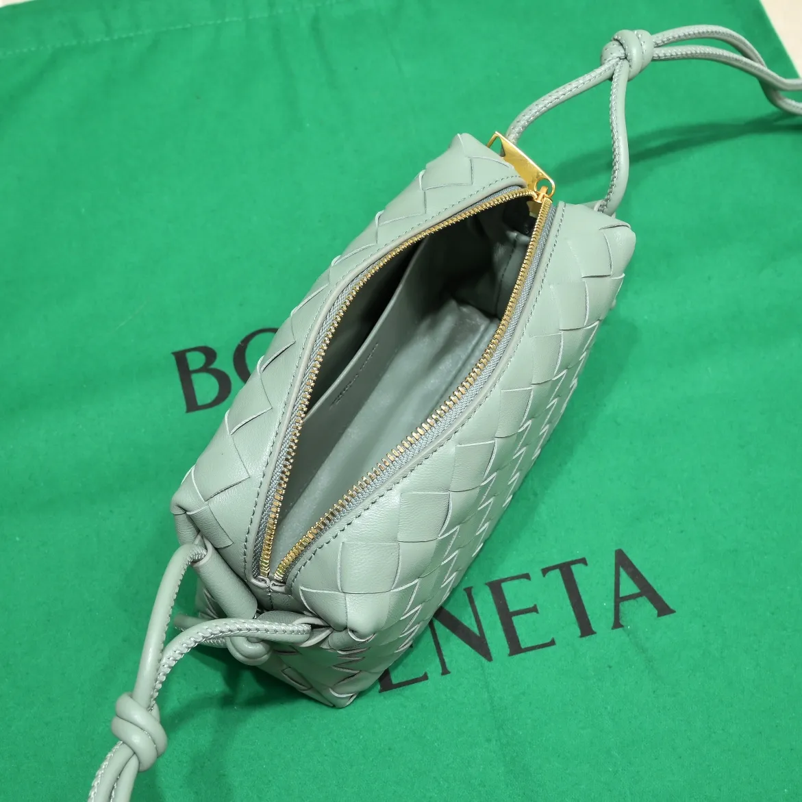 Batch 1160 B's new model is coming🔥Classic woven logo✅ The bag body is made of selected original sheepskin. The texture is soft and waxy. The simple square bag body is classic and versatile. The internal design is very practical. It has a large space and an adjustable iconic leather drawstring. It can be said to be both elegant and practical. The design is very simple and elegant. It has a kind of literary and retro style. Size model: 17*10*6cm, model number: 9896